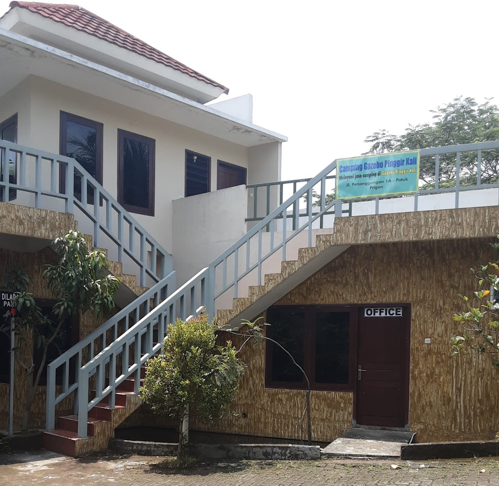 Panglima parfum dan rumah kayu pinggir kali Prigen