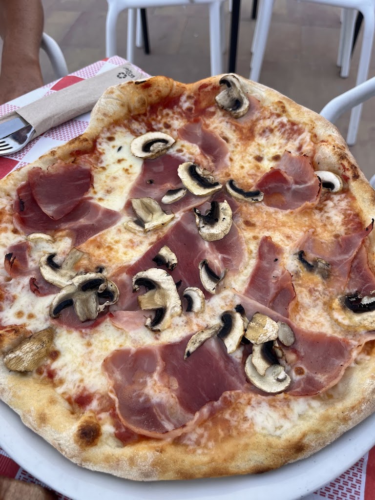 Pizzeria Ca Mariana — Comida y bebida