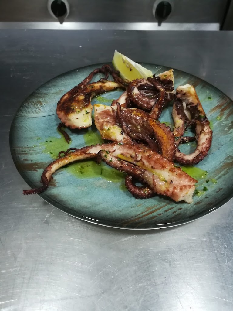 Cafeteria Taperia Fama — Comida y bebida