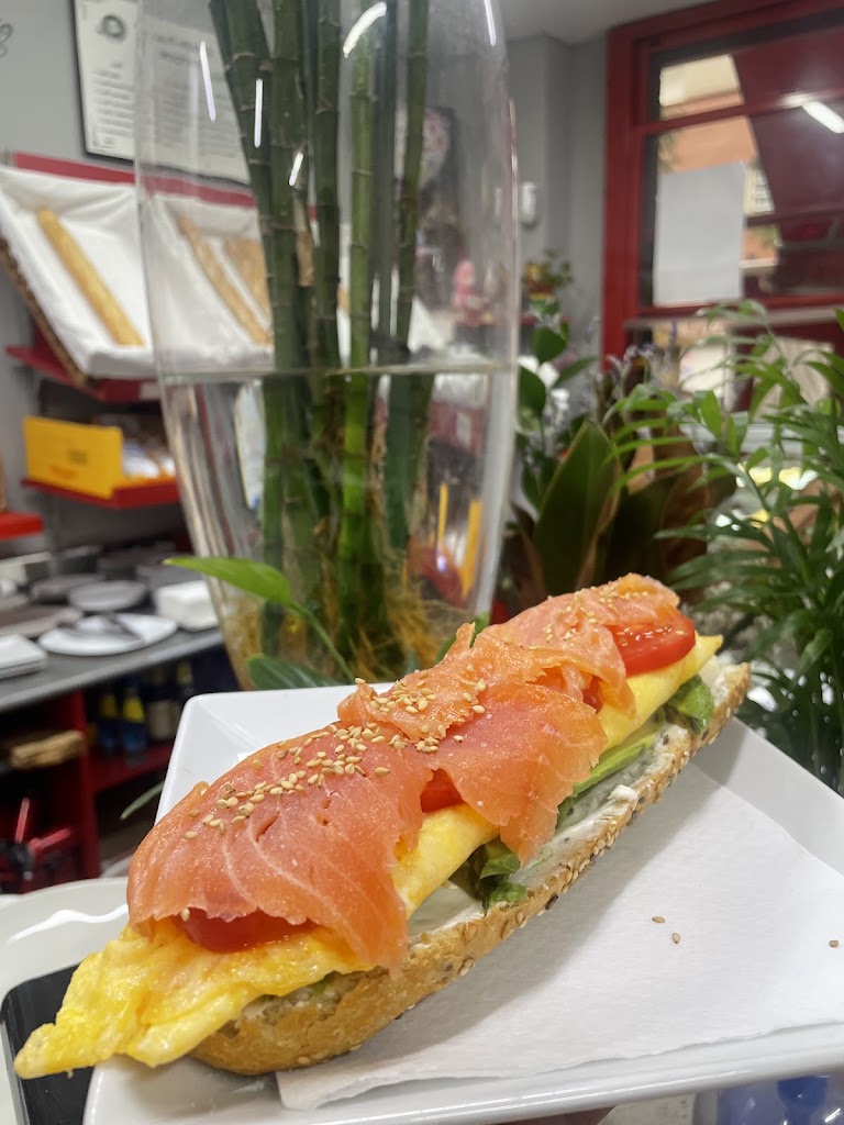 Cafeteria El Pas — Comida y bebida
