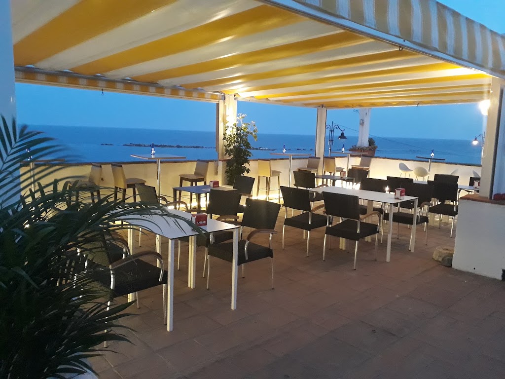 South Beach Restobar — Ambiente