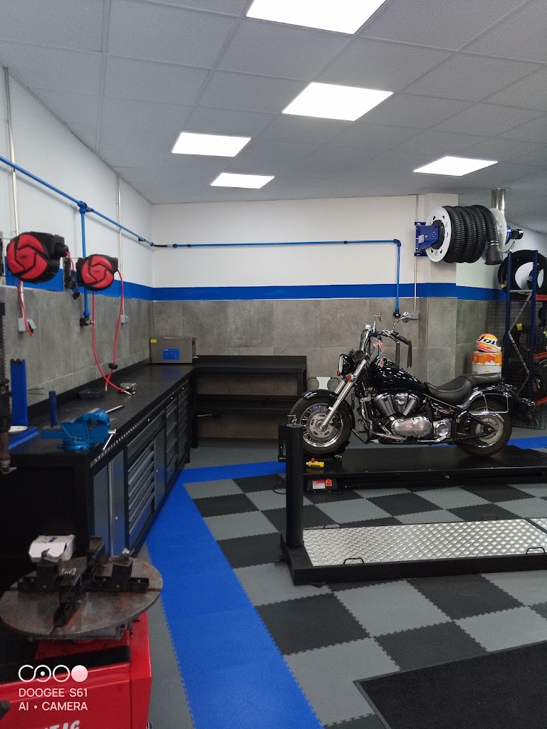 Motos. AJ — Interior