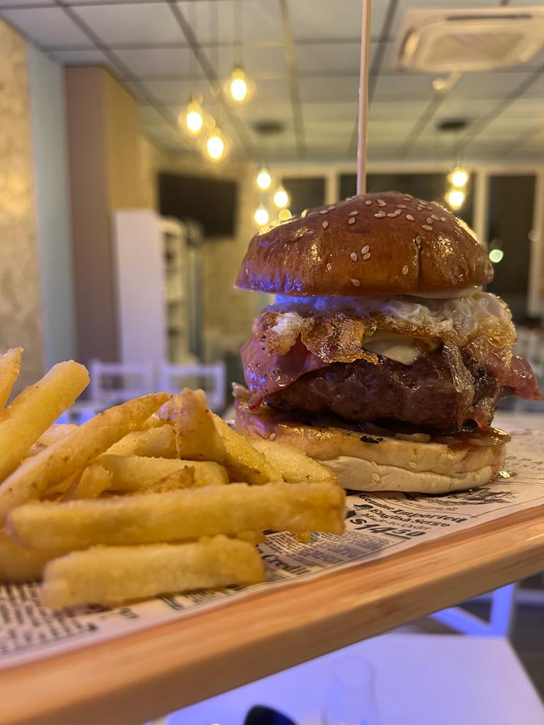 Restaurante cerveceria Aquiana — Comida y bebida