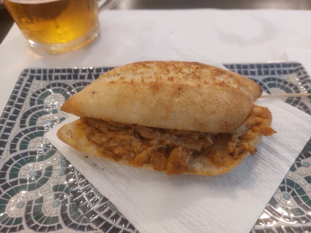 Cerveceria la cana — Comida y bebida