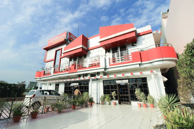 Oyo 70592 Hotel Redison Restaurant Bar