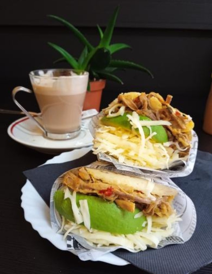 El Criollo Cafe Bar — Comida y bebida