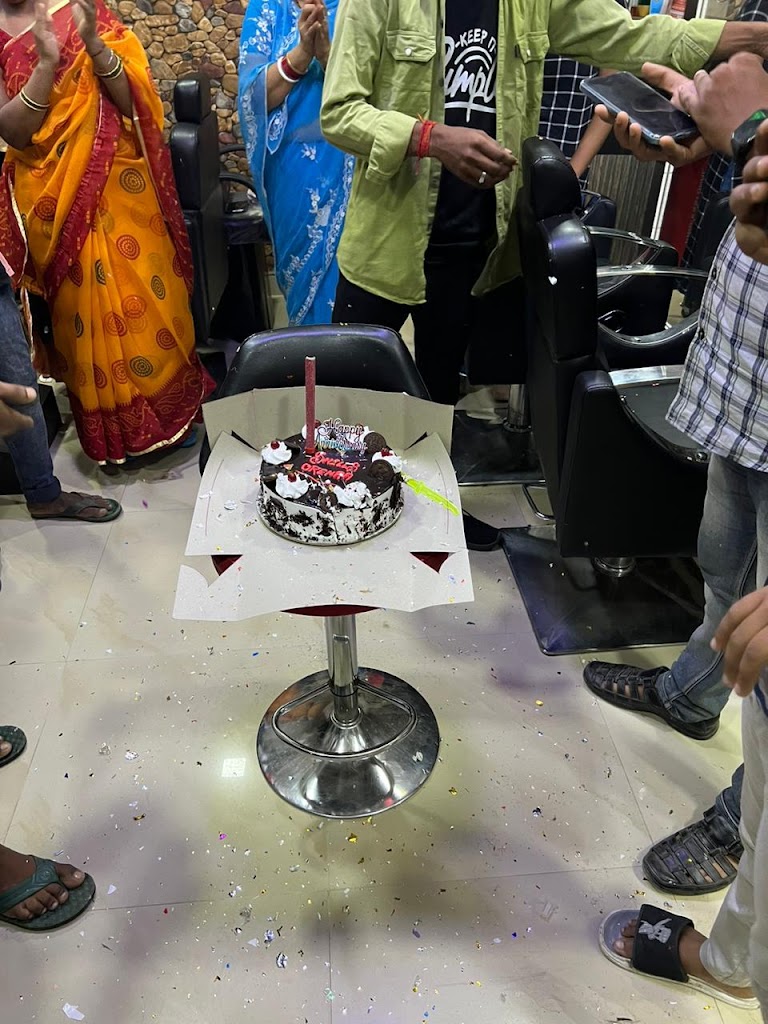 Shills Orenaa Unisex Salon Hair Skin Care Make Up Centre