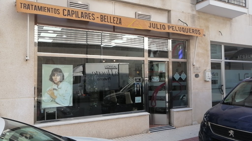 Julio Peluqueros — Exterior