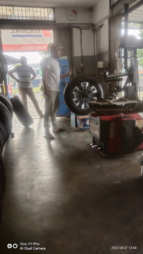 Auto Track Ban Mobil Spooring Balancing