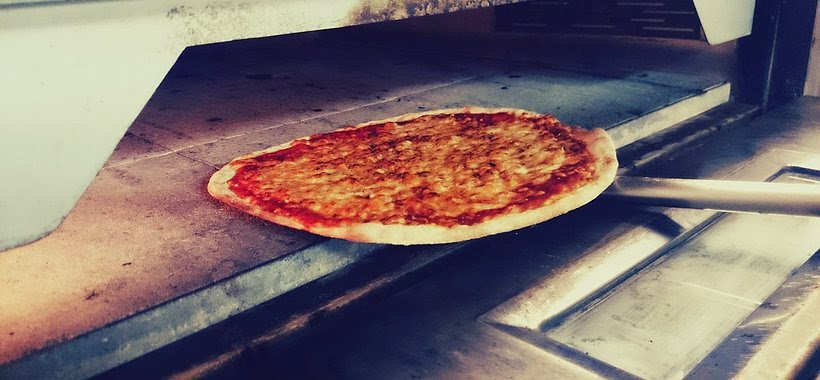Pizzeria Maria Regina SL — Comida y bebida