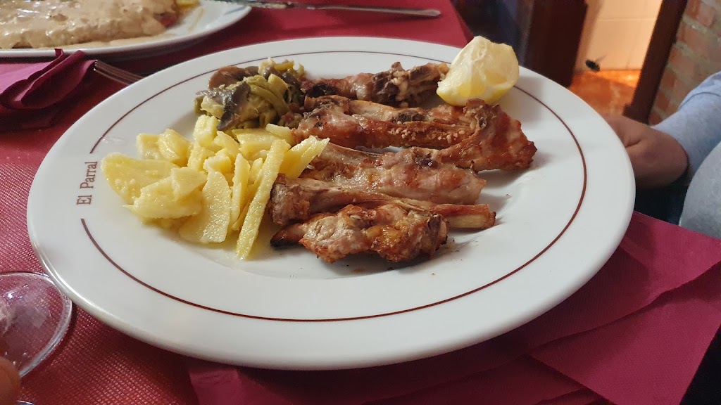 RESTAURANTE EL PARRAL — Comida y bebida