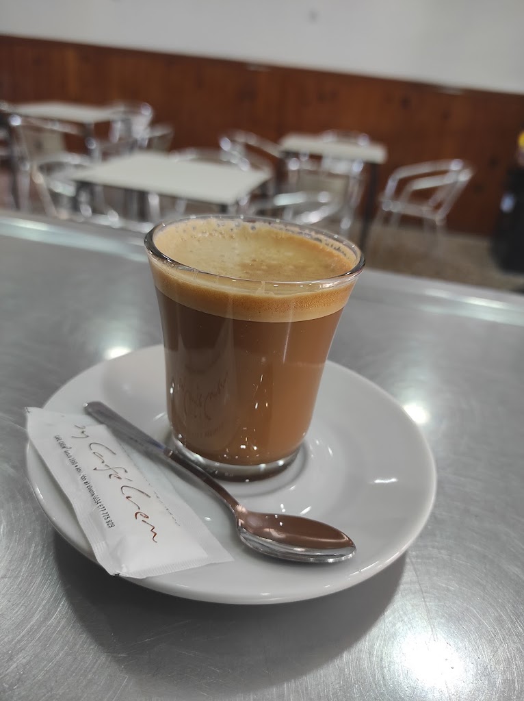 Bar Manas Cafeteria — Comida y bebida