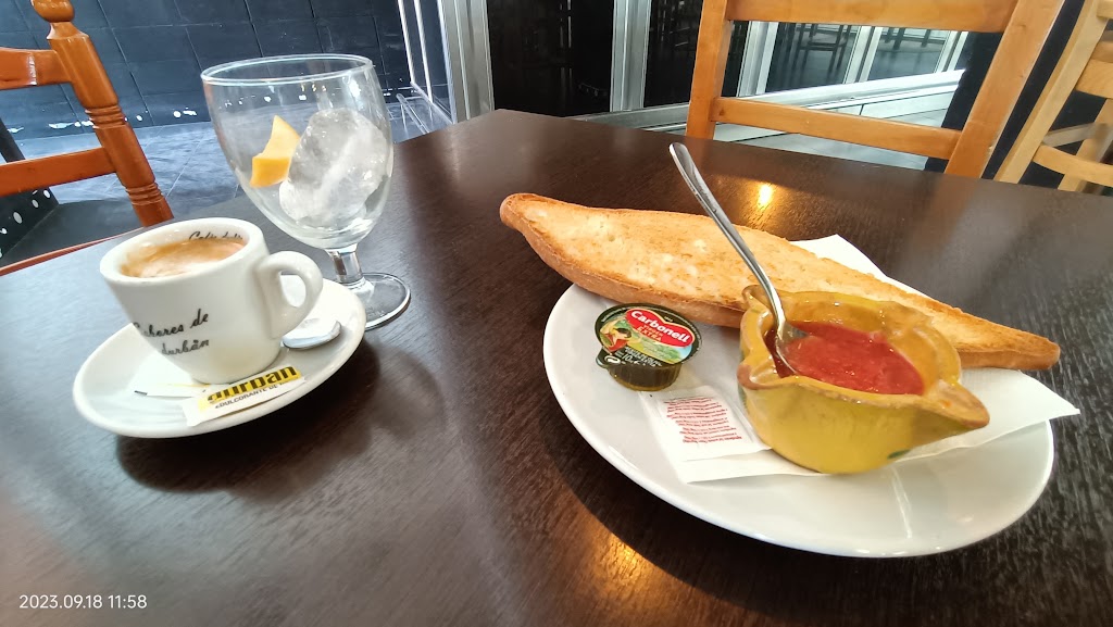 Cafeteria de la Piscina Municipal — Comida y bebida