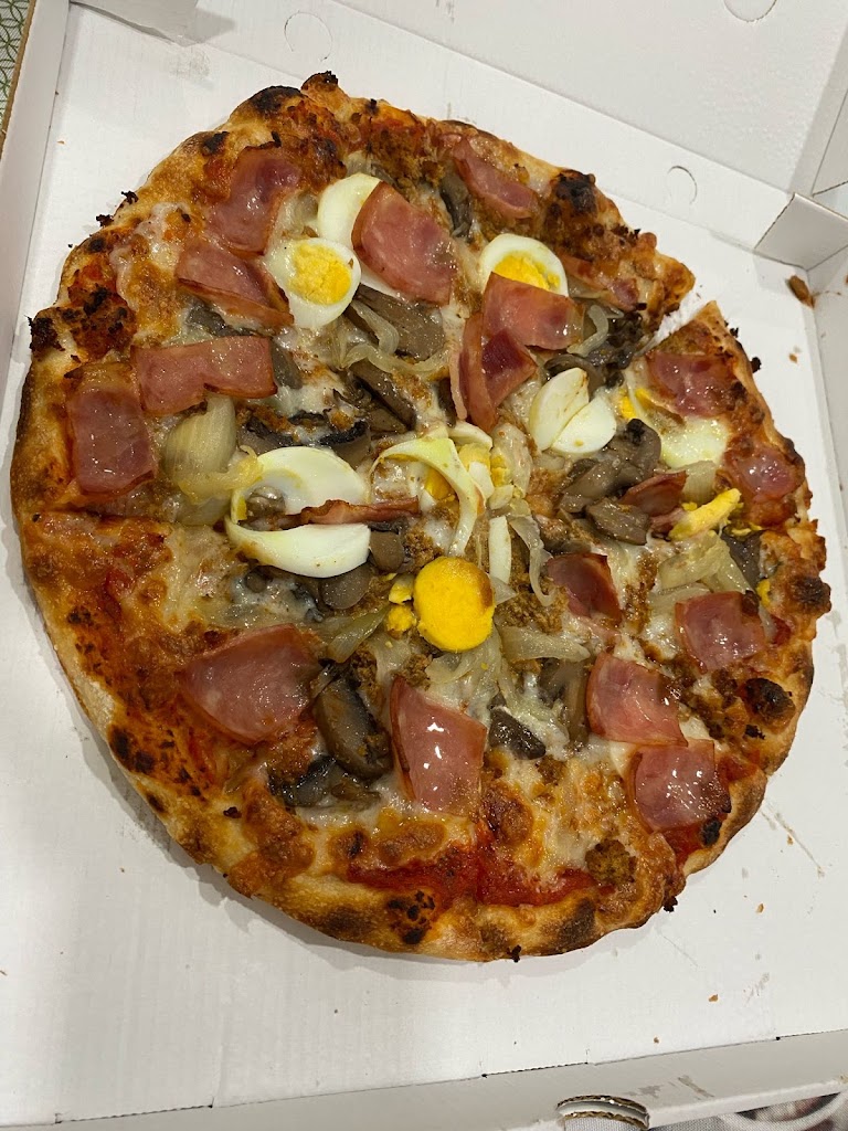 Pizzeria Ferrari — Comida y bebida