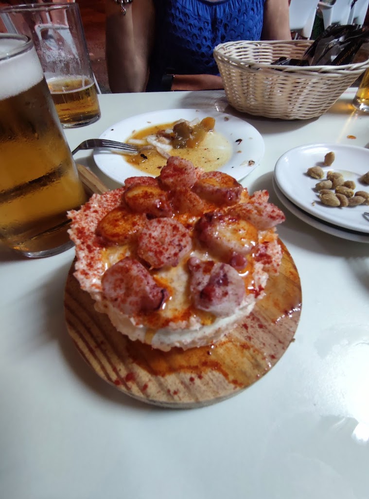 Bodeguita La Caleta — Comida y bebida