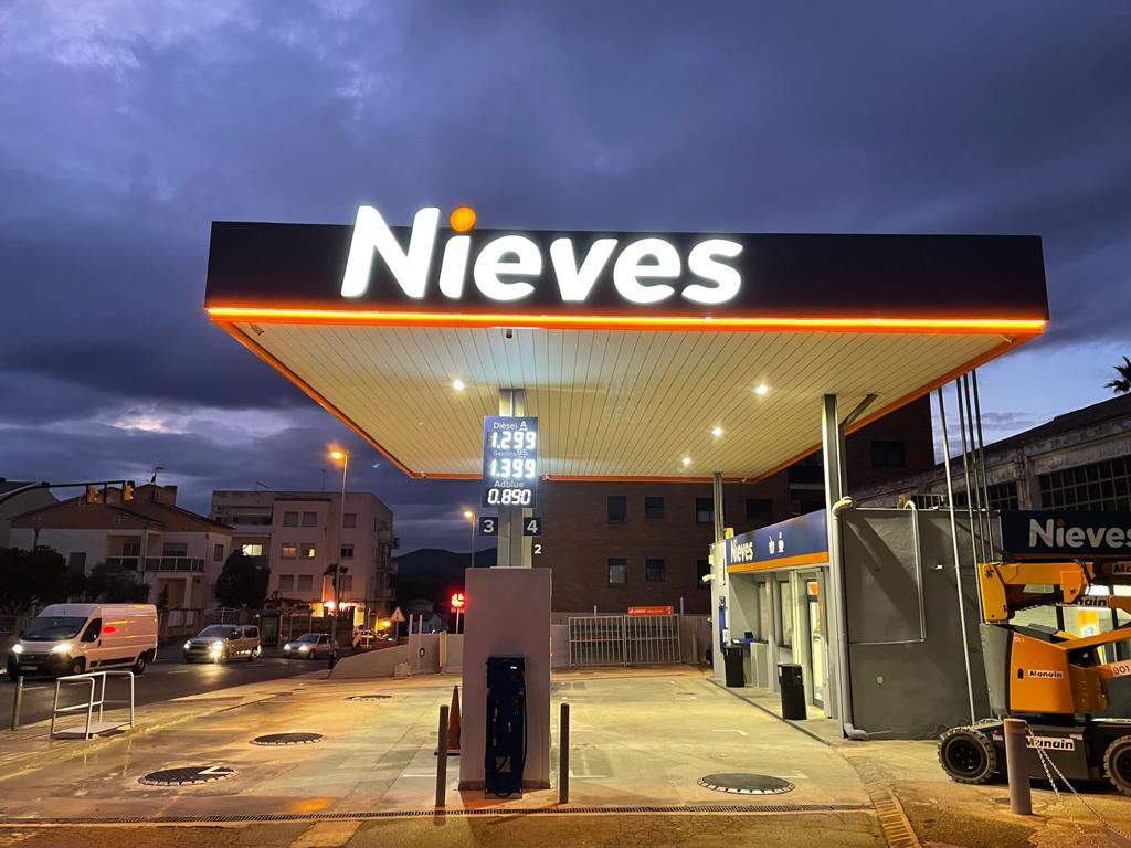 Gasolinera Nieves Piera — Exterior