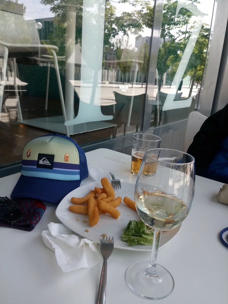 Cafeteria Restaurante Albeniz — Comida y bebida