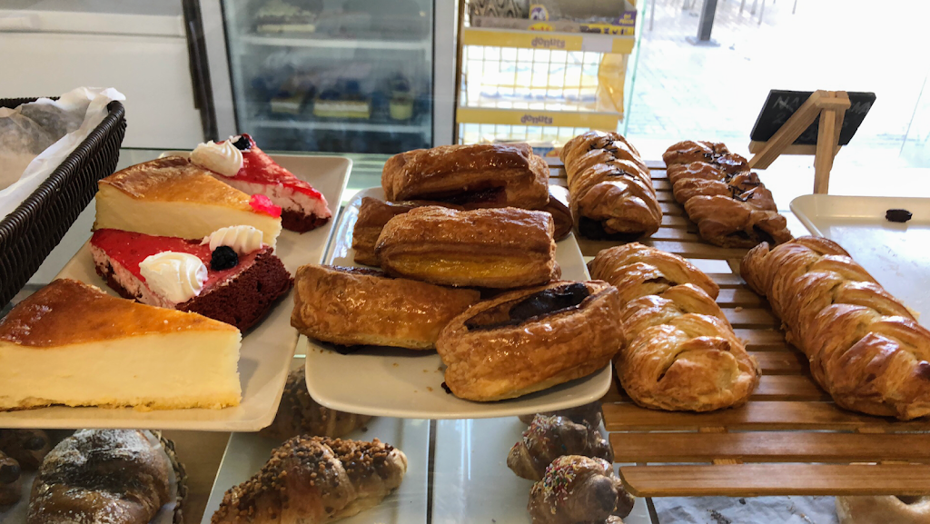 Panaderia La Petita Adena — Comida y bebida