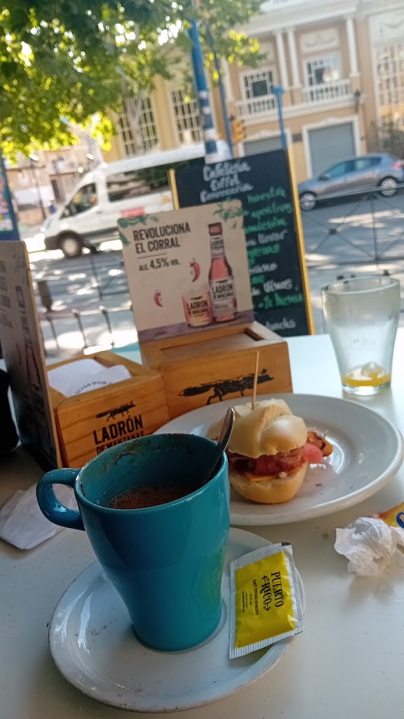 Cafeteria Eiffel Cerveceria — Cafe