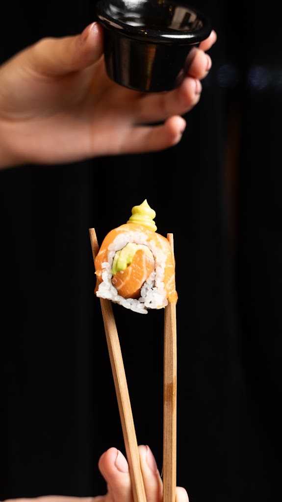 Nakara Sushi Bar — Comida y bebida