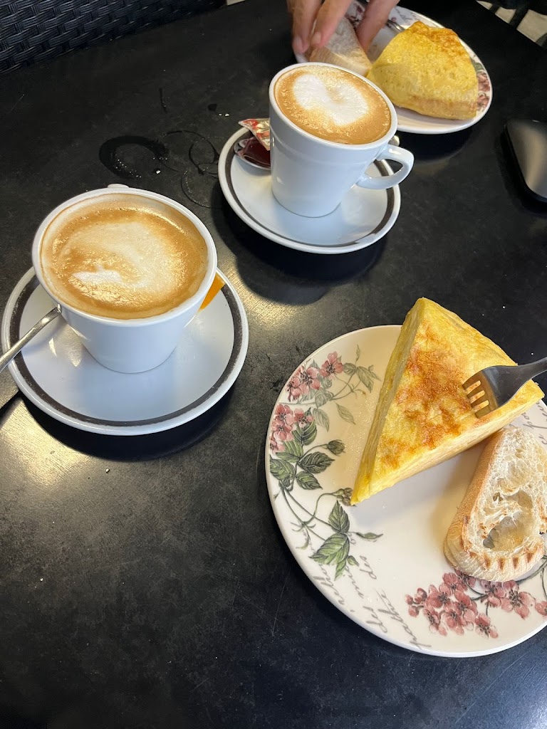 Cafe-Bar Adrian — Comida y bebida