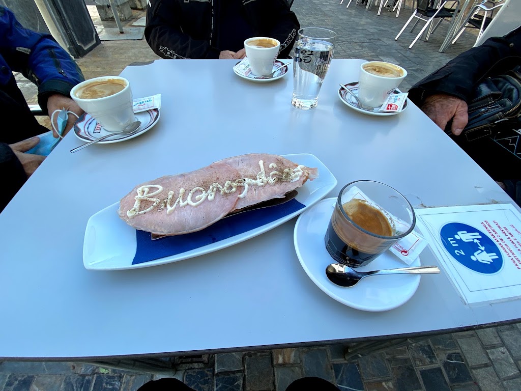 Heladeria Cafeteria La Rosa — Comida y bebida