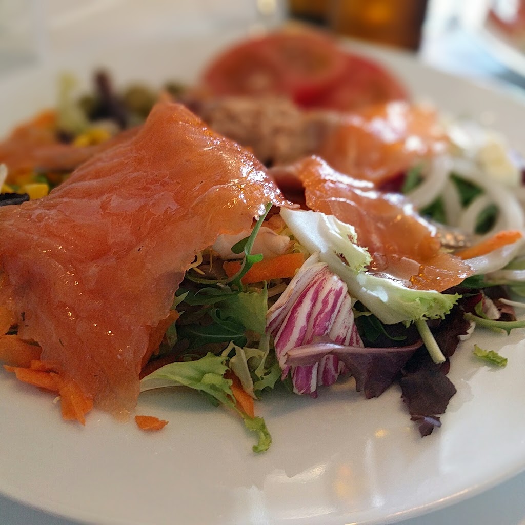 Dubo cafe-restaurant — Comida y bebida