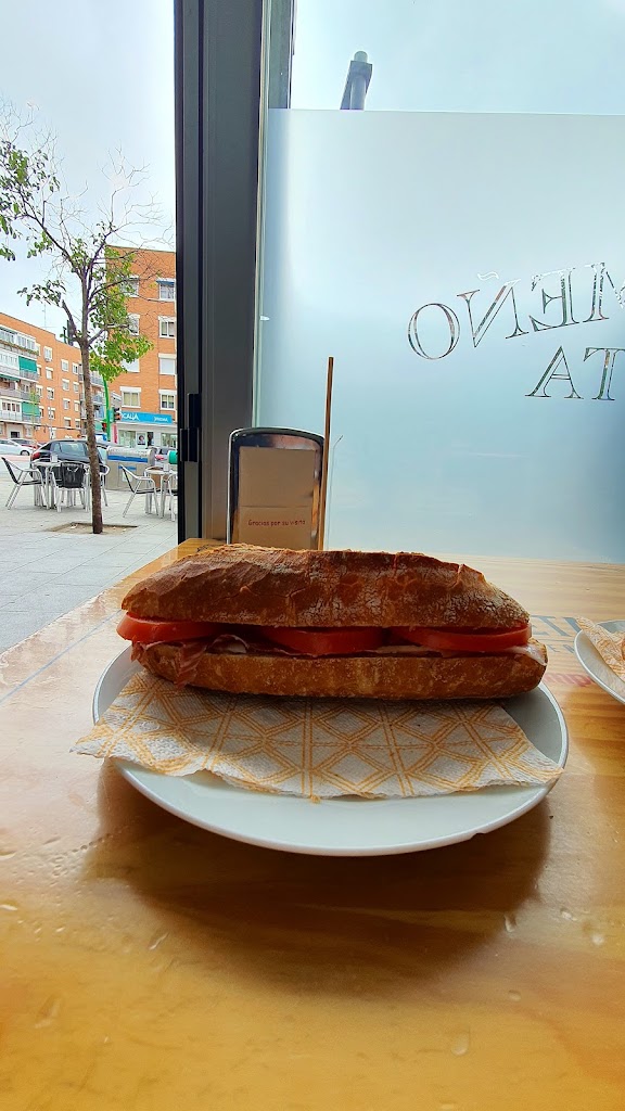 Bar Extremeno La Caleta — Comida y bebida