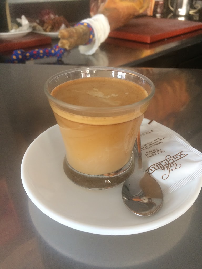 CAFE BAR LA REDONDA — Comida y bebida