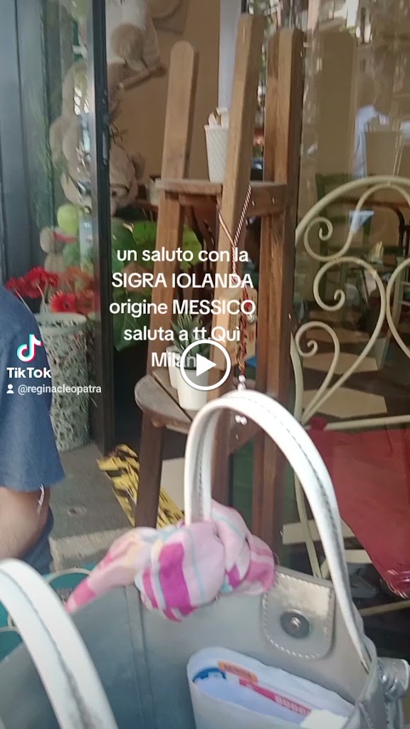 Cafe Bar Desigual — Videos