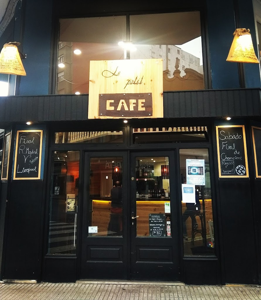 Le Petit Cafe