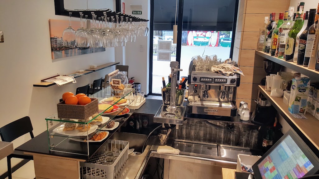 Avenida 60 Cafe Bar — Ambiente