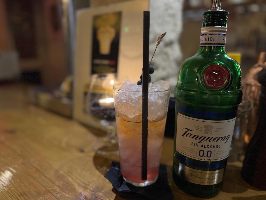El Otro Bar — Comida y bebida