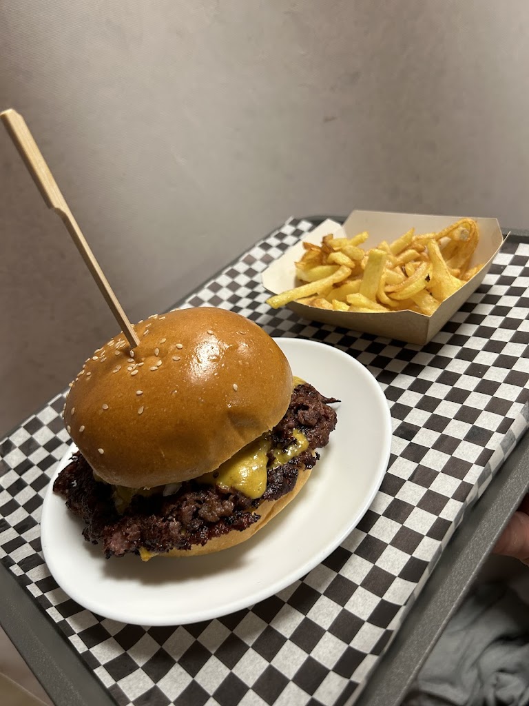 Hamburgueseria Kilometro cero — Comida y bebida
