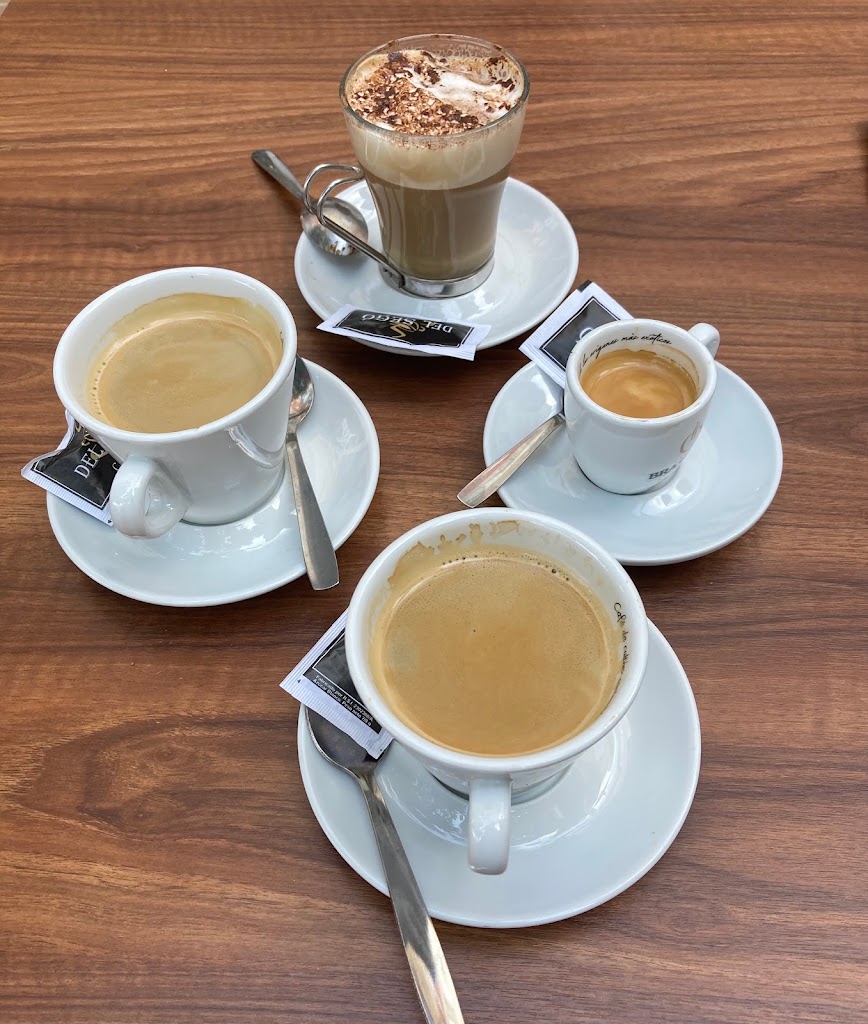 Cafenet Del Sego — Comida y bebida
