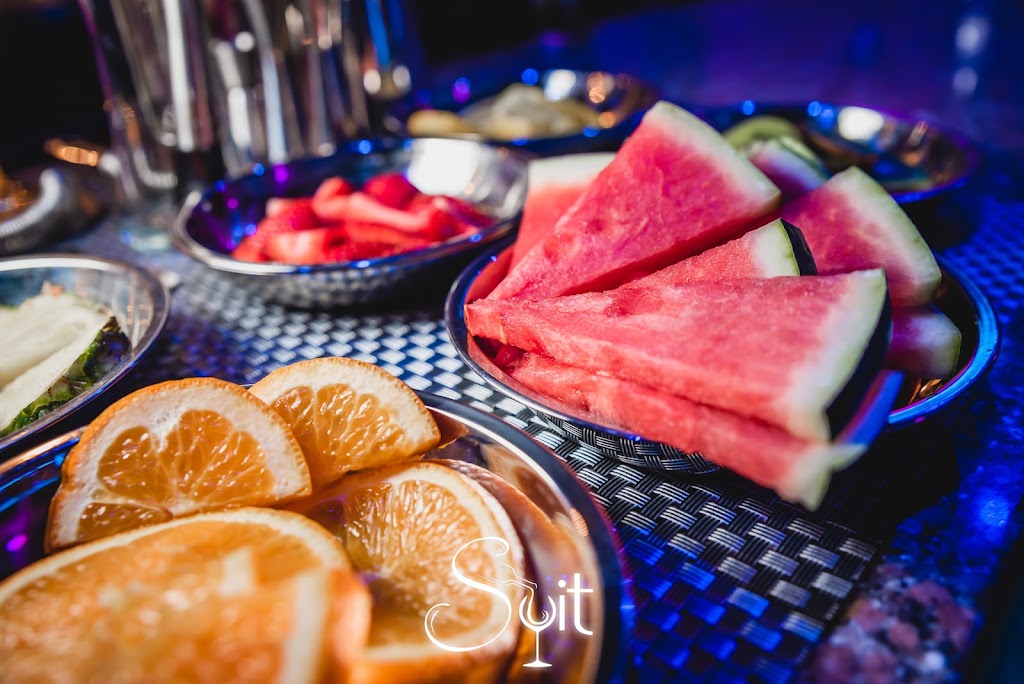 Suit Lounge Bar — Comida y bebida