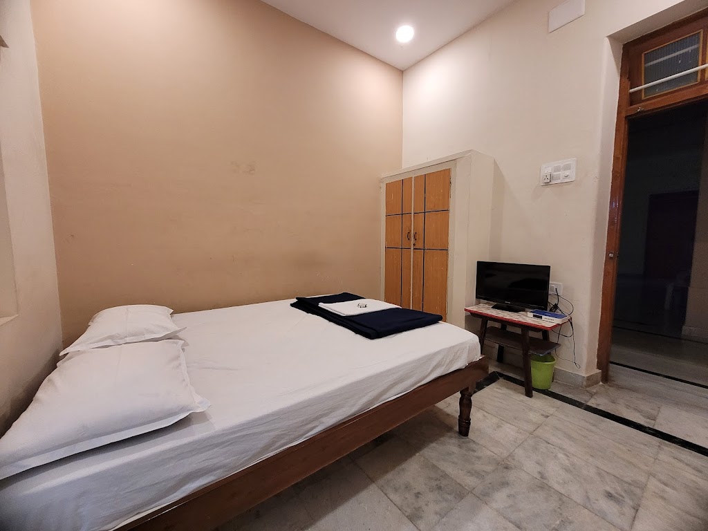P J Deluxe Hotel
