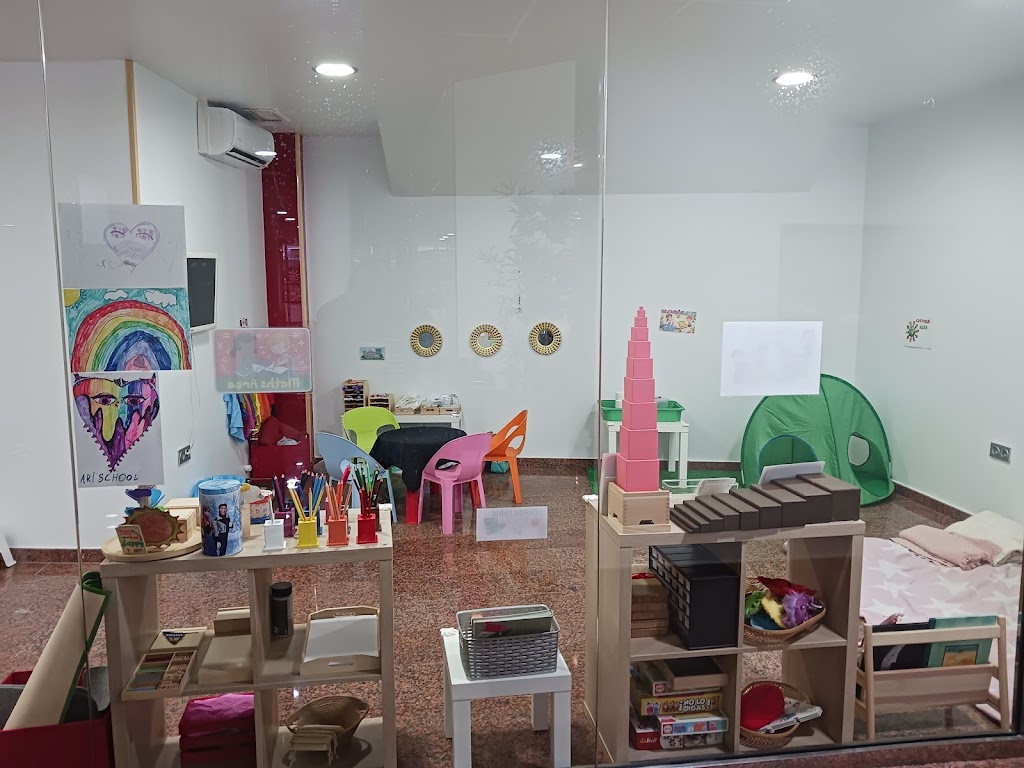 Montessori English school Ari's
