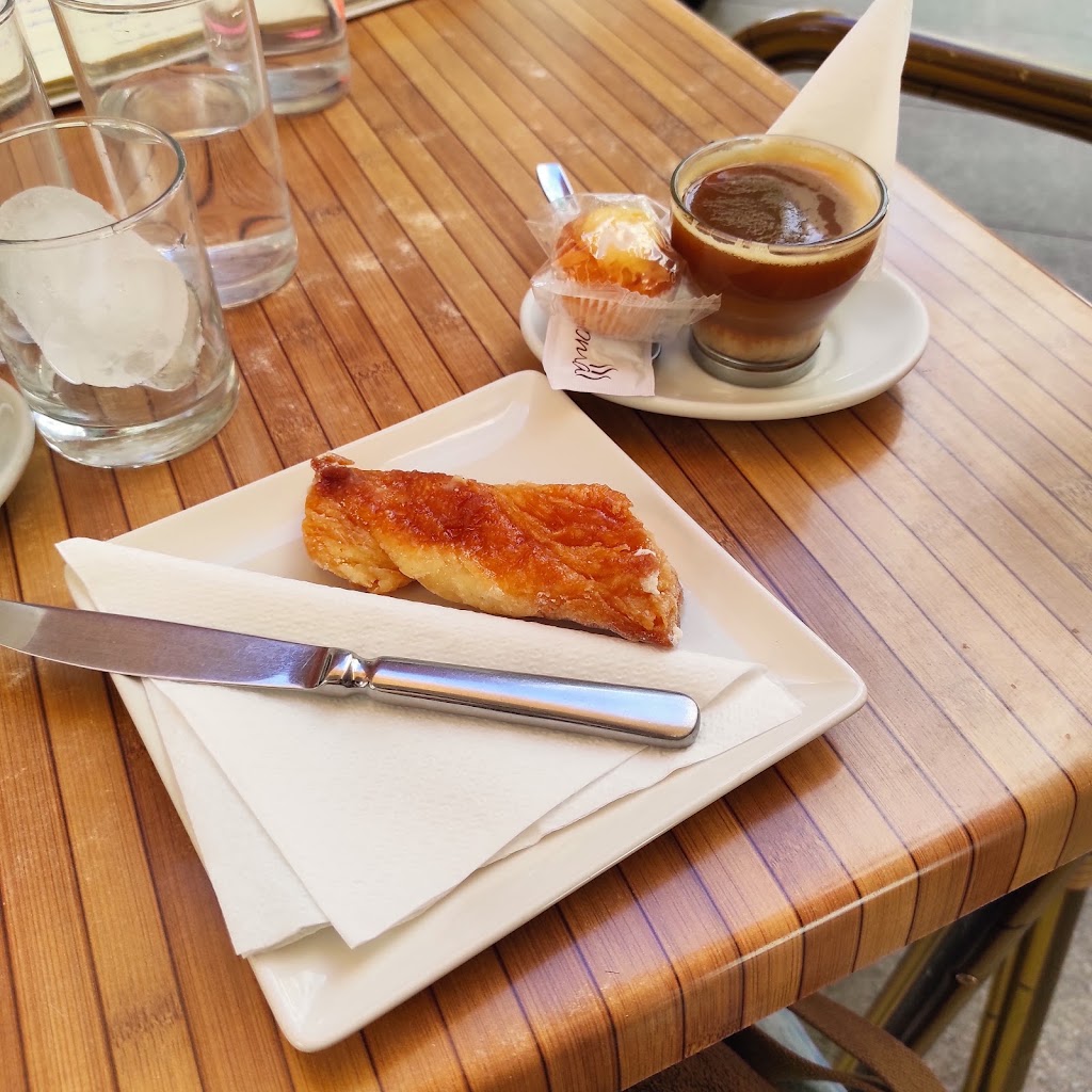 El Buen Aroma Cafeteria Heladeria — Comida y bebida
