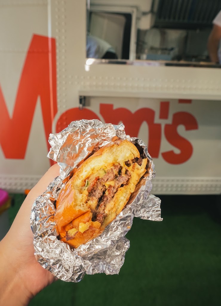 Mom's Burger — Comida y bebida