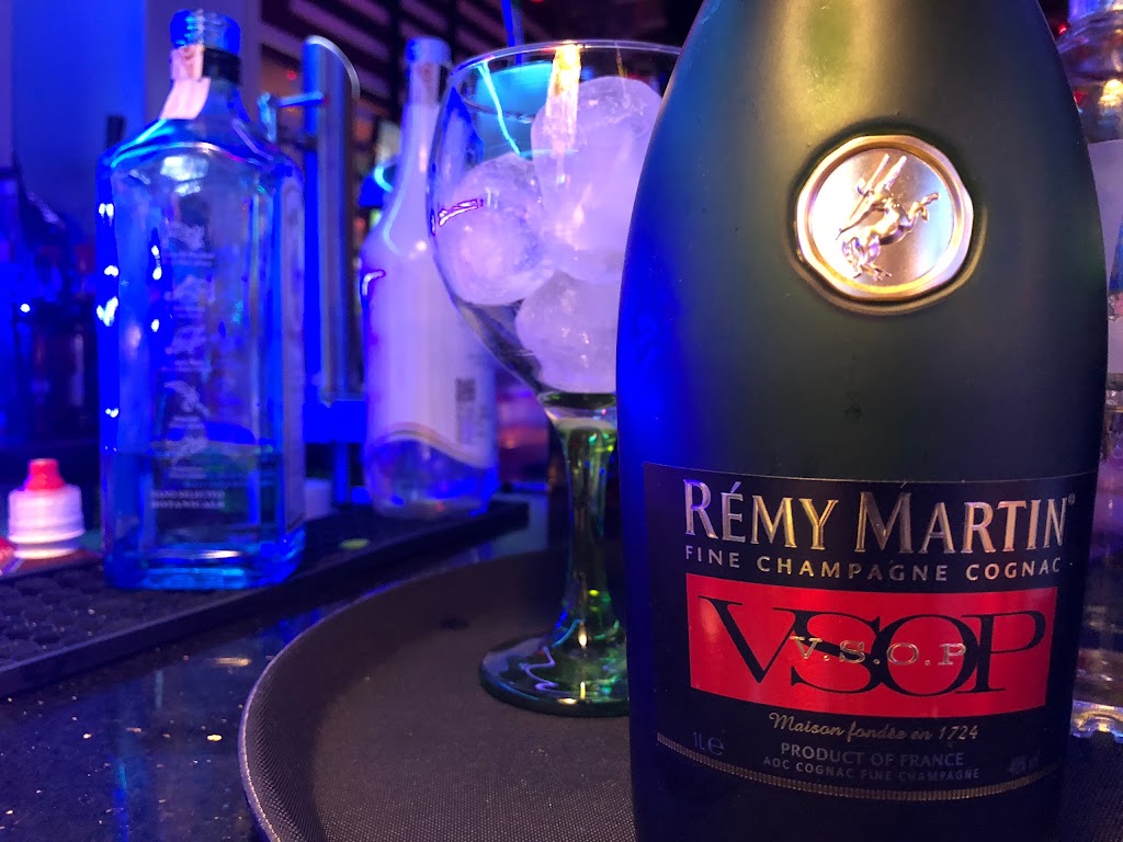 Bar Rendezvous — Comida y bebida
