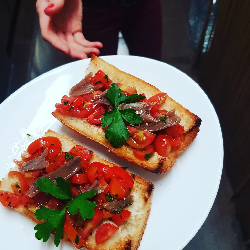 Encanto Pizzeria — Comida y bebida