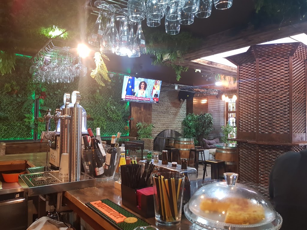 El Albeergue — Comida y bebida