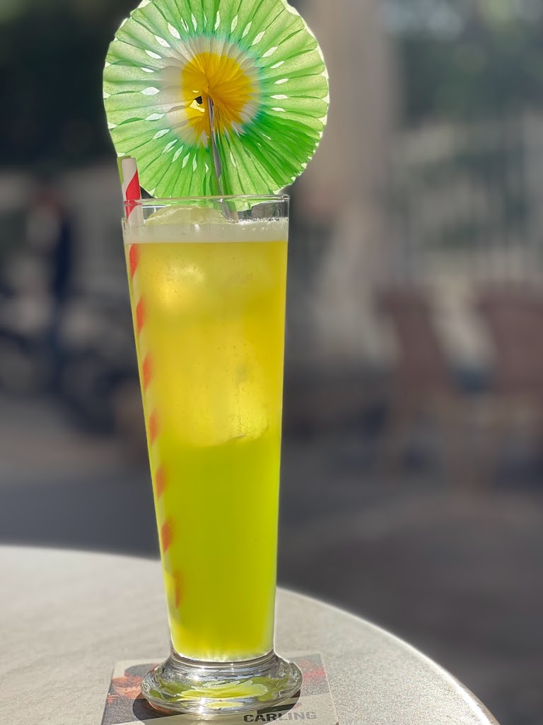 Smugglers Bar — Comida y bebida