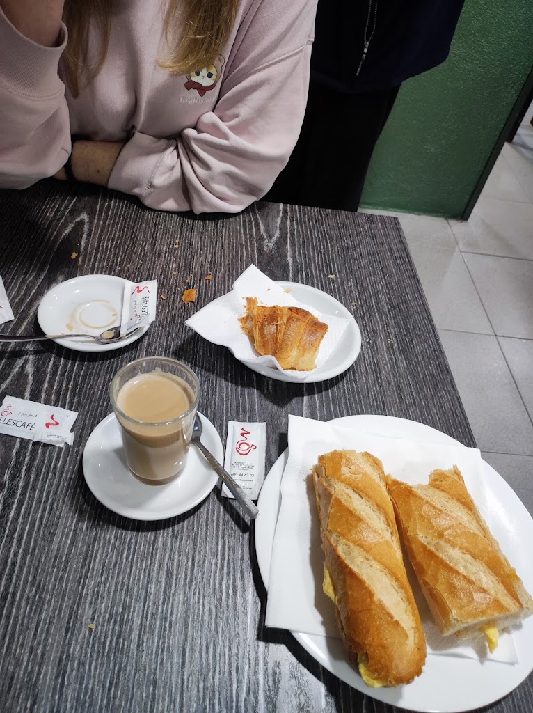 Bar Ca l'Agusti — Comida y bebida
