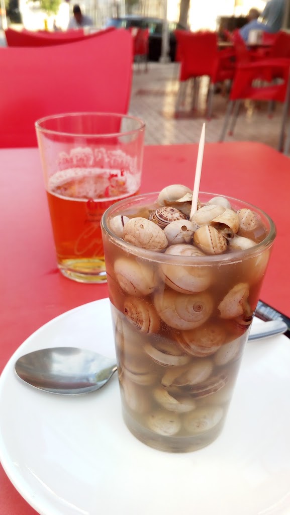 Cafeteria Taperia La Esquinita — Comida y bebida
