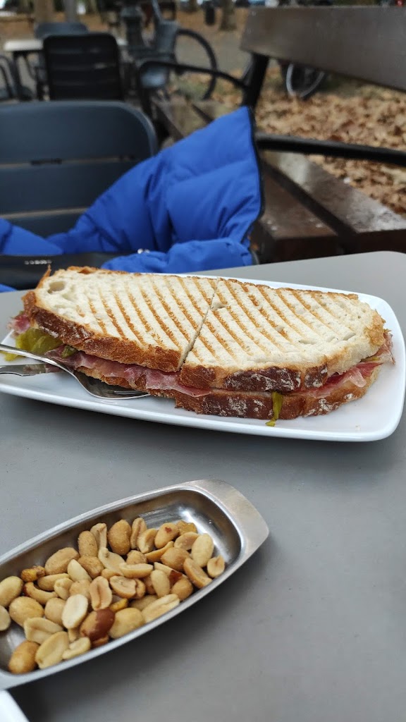 Bar Novelty — Comida y bebida