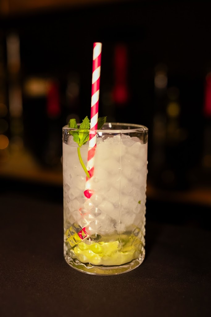MIRAGE LOUNGE — Comida y bebida