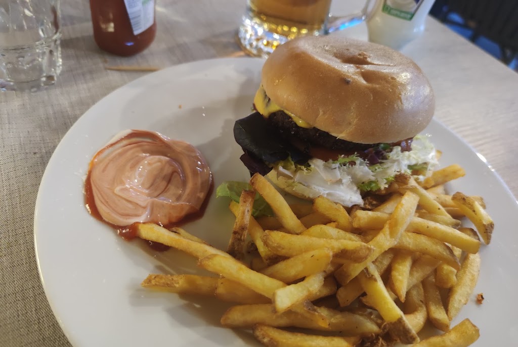 La Terrassa Mediterranean Bar & Grill — Comida y bebida