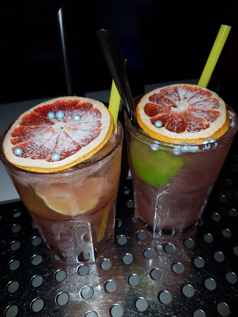 Kubos Lalin coctel bar — Comida y bebida